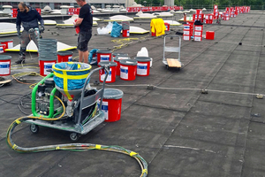  Die PU-Hybridabdichtung besteht aus einer flüssigen und einer pulverförmigen Komponente, die vor der Verarbeitung angemischt werden Anschließend wird das Material für die Applikation im Spritzverfahren in eine Schlauchpumpe gefüllt 