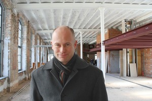  Thomas Wieckhorst, verantwortlicher Redakteur, auf der Baustelle der Spinnerei in Kolbermoor 