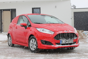  Der Ford Fiesta Van sieht nicht nur sportlich aus – er fährt dank des modernen TDCi-Motors auch so. Und im Winter freut man sich über den kompakten Innenraum, in dem es sehr schnell warm wird  