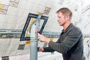  Die Schlitze an Grundplatte und Rohrman-schette werden mit dem MultiTape verschlossen. Ein weiterer Klebestreifen verbindet das Rohr und die Manschette.  Bei fettigen Oberflächen empfiehlt sich die Vorbehandlung der zu beklebenden Stellen mit Schmirgelpapier oder Lösungsmitteln.  
