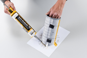  Auf der durch ein Papier geschützten Arbeitsfläche wird das Rohr aufgestellt und dabei die Fähnchen nach außen gebogen. Für die anschließende Verklebung von Grundplatte und Manschette sorgt in diesem Schritt eine umlaufende Klebespur mit dem Klebe-Dichtstoff Vario DoubleFit.  