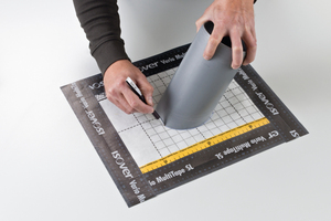  Im nächsten Schritt wird die abgeschrägte Seite des Rohrstücks auf die Folie gesetzt und der Umriss aufgezeichnet. Danach wird die Rundung mit einem Cuttermesser 2 bis 3 mm innerhalb der Linie ausgeschnitten.  