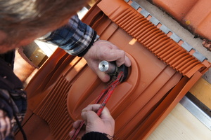  Die Venduct Universelle Grundplatte ermöglicht die in Verbindung mit der EPDM-Manschette die regensichere Einbindung in die Dachdeckung 