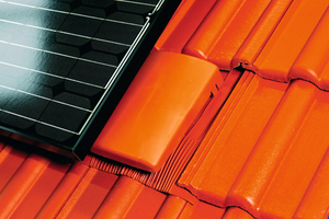 Auch unterhalb der Solaranlage kann ein Lüftungsrohr mit dem Venduct Universellen Flachlüfter in die Dachdeckung eingebunden werden 