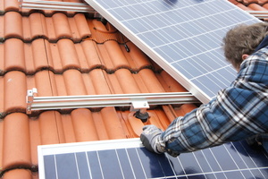  Der Solarhalter ermöglicht die regen- und funktionssichere Montage von Solar-Anlagen auf dem Dach 
