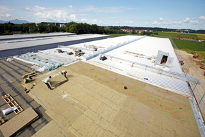  Neubau in zwei Bauabschnitten: Neben rund 3000 m2 mit einer Trapezprofiltragschale (im Bild bereits mit der Aluminiumoberlage versehen) sollten auch 430 m2 Dachfläche mit einer Stahlbetondecke als Untergrund gedämmt werden 