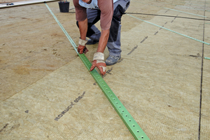  Ebenflächiges Einlegen der Prodach Schienen in die Nuten: Über den Trapezblechen wurden die Schienen diagonal, im Bereich der Stahlbetondecke horizontal verlegt 