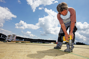  Die Befestigung der Schienen erfolgte im Bereich der Trapezprofiltragschale mit selbstschneidenden Edelstahlschrauben und auf der Betontragschale durch vorbohren und verschrauben mit einer speziellen Betonschraube 