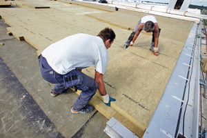  Zur Dämmung beider Dachflächen setzte das Team der Pröckl GmbH auf das Prodach-Dämmsystem. Zwei Lagen der neuen Prorock 036 und damit insgesamt 220 mm Steinwolle sorgen für einen energieeffizienten Dachaufbau 