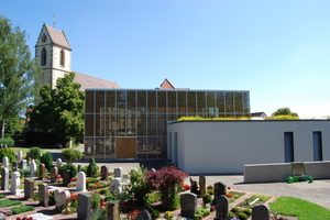  Architektur, Natur, Harmonie, Ruhe: Die begrünten Dachflächen und das Friedhofsgelände gehen harmonisch ineinander über

 