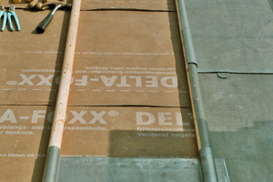  Die Eindeckung des Daches erfolgte als original Englische Leistendeckung mit Holzkernwulst. Die einzelnen Bleizuschnitte befestigten die Handwerker mittels aufgeschweißten Auftriebshaften auf dem Dach, um sie vor Windsoglasten zu schützen
 