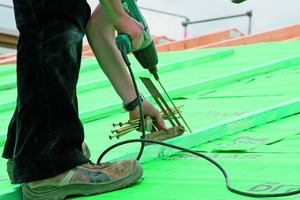  Für einen korrekten Einschraubwinkel von 60 Grad sorgt die mitgelieferte Schablone oder eine Schmiege 