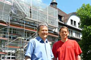  Marcel Satz von Pavatex (links) und Philipp Müri (Leiter Steildach der Merz+Egger AG) vor dem Objekt
 