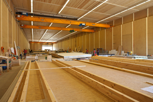  Die Dimensionen der temporären Fertigungshalle war mit 100 x 20 m auf die ungewöhnliche Größe der Holztafelelemente abgestimmt
 