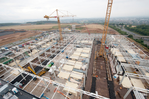  Die Hallenkonstruktion besteht aus tragenden Stahlbeton-Fertigteilstützen. Die Ausfachungen gelang mitnichttragenden Holztafelelementen
 