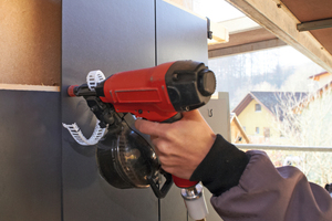  Die vorgehängte hinterlüftete Fassade unterstützt mit ihrer 40 mm großen Hinterlüftung die Diffusionsoffenheit der Holzkonstruktion. 