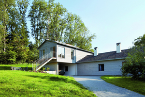  Der Bestandsbau gliedert sich durch die horizontale Schalung an das neue Ferienhaus an 