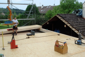  Der Bestandsbau wurde teilweise zurückgebaut, nach Maurerarbeiten folgte die Erstellung von Wänden und Decken 