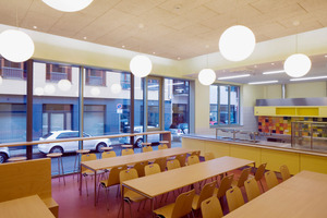  Die Mensa der freien Waldorfschule: Durch die großen Glaselemente wird die Verbindung zum umgebenen Stadtraum hergestellt 
 