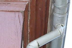  Traufe am Mansarddach des Fachwerkhauses vor der Sanierung 