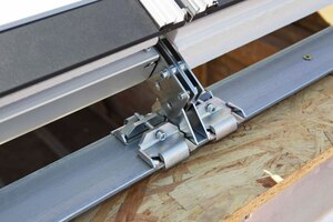  Im nächsten Schritt müssen die einzelnen Module gemäß der Einbauanleitung auf dem Stahlprofilträger befestigt werden 