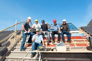  Die Montage ist abgeschlossen. Mit dem Velux-Team freut sich Dachdeckermeister Ludwig Eckhart (vorne) 
