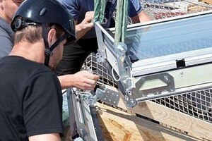  Die Handwerkerker montieren die Module auf die Hilfssparren 