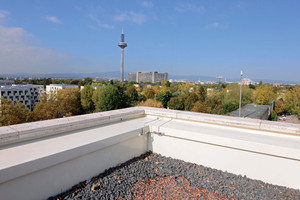  Der Farbton der Kantprofile ist an die Fassade angepasst, so dass ein nahtloser optischer Übergang zur Mauerkante entsteht 