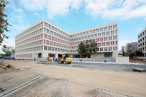  Im Frühjahr 2013 zogen die Fachbereiche Gesellschafts- und Erziehungswissenschaften, Psychologie und Humangeografie in den Neubau auf dem Frankfurter Campus Westend um  