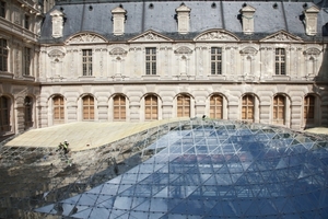   Elegant und scheinbar schwebend überdacht die neue Dachkonstruktion aus Glas und Metall den Cour Visconti genannten Innenhof des Louvre 