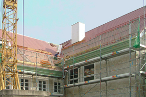  Bei der Neueindeckung des Rathauses Dietramszell bildet eine eingebundene Kehle den Übergang vom Hauptdach (rechts) zum Anbau 