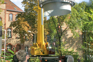  Als Abschluss der Dacharbeiten hievte ein Mobilkran die in der Schlosserei gebaute Laterne samt Geländer auf das Kuppeldach
 