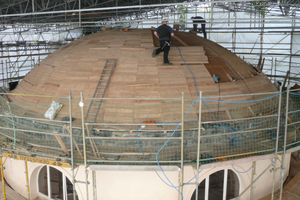  Aufnageln der äußeren Holzschalung auf die Wärmedämmung  