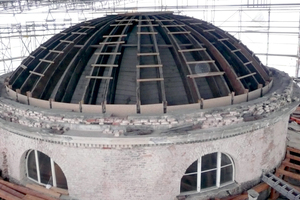  Freigelegtes Kuppeltragwerk aus Bohlenbindern 