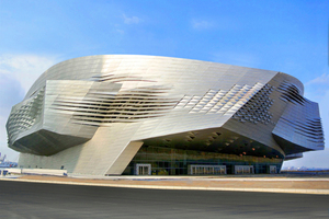  Architektur trifft Hightech: Konferenzzentrum in Dalian, China, mit Fassadenbekleidung aus bandeloxiertem Aluminium
 