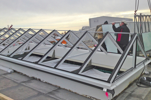 Die bestehenden Drahtglas-Sattellichtbänder wurden durch moderne und energieeffiziente Lichtbandkonstruktionen ersetzt. Vor der Montage musste jeweils das alte Lichtband inklusive der Stahlzargen komplett entfernt werden 