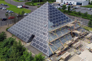  Installation der Solarmodule auf der Pyramide der Survey Solutions Scotland 