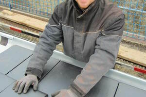  Johannes Dollinger von der Zimmerei Andreas Fischer GmbH bei der Eindeckung des Hausdaches in Ehekirchen mit Erlus Linea-Dachziegeln und der Universalsturmklammer II 