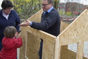  Karsten Neumann, Key Account Manager bei Norbord, fungierte beim Aufbau als Bauleiter und Monteur in einer Person, Kindergartenleiterin Hilda Thoma, Nachbarin Heike Peil und die Kinder halfen tatkräftig mit 