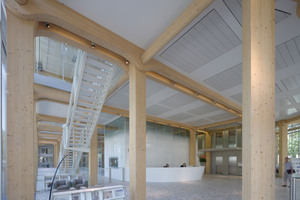  Das Eingangsfoyer des Verlages. Zur linken Hand der Intermediate Space, der nur abschnittweise Geschossdecken aufweist. Einläufige Treppen verbinden hier die einzelnen Geschosse miteinander 