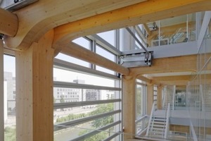  Im so genannten Intermediate Space sind Lounges eingehängt. Sie verfügen über großformatige Öffnungen in der Fassade, die auf Wunsch rolltorartig aufgefahren werden können 