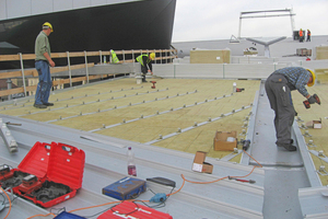  Montage der Clipleisten, im Vordergrund die bereits montierten Rib Roof-Bahnen 