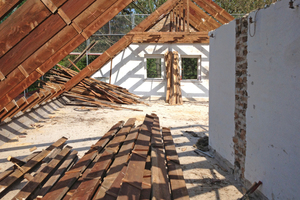  Zunächst stand der Rückbau des Daches an; die unebenen Böden mussten zum Teil stark ausgeglichen werden 