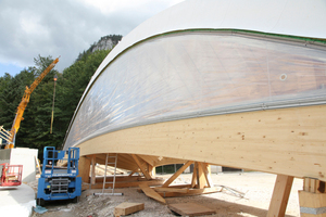  Auch die dreilagigen, lichtdurchlässigen ETFE-Kissen und die Notabdichtung wurden am Boden vormontiert 