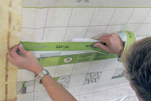  Die Folienstöße werden danach mittig mit Vario Xtra-Tape verklebt. Dabei wird das Klebeband an der vorgesehenen Kante angelegt 