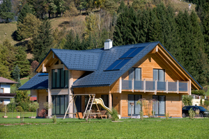  Weite Dachüberstände schützen den massiven Block konstruktiv vor Feuchtigkeit  