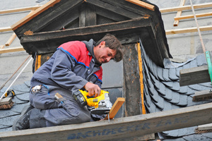  Dachdecker Marcus Krämer ist von den kabellosen Geräten, hier eine Stichsäge, nach vielen Stunden Arbeit überzeugt 