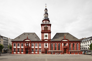  Das Alte Rathaus und die Pfarrkirche St. Sebastian nach der Sanierung 