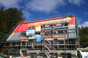  Auf dem Dach sieht man den Beginn der Arbeiten für die Titanzinkdeckung, die Fassade wurde ebenfalls gedämmt. Auf die hinterlüftete Konstruktion befes-tigten die Handwerker Schindeln  