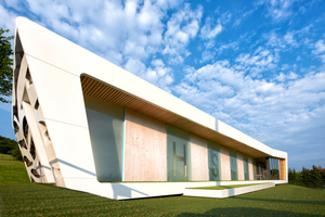  Sehenswerter Zweckbau: Der Sportverein der Westerwald-Gemeinde Herschbach hat bei der Gestaltung seines neuen Sportheims Mut bewiesen und ein Zeichen für moderne Architektur im kommunalen Zweckbau gesetzt 